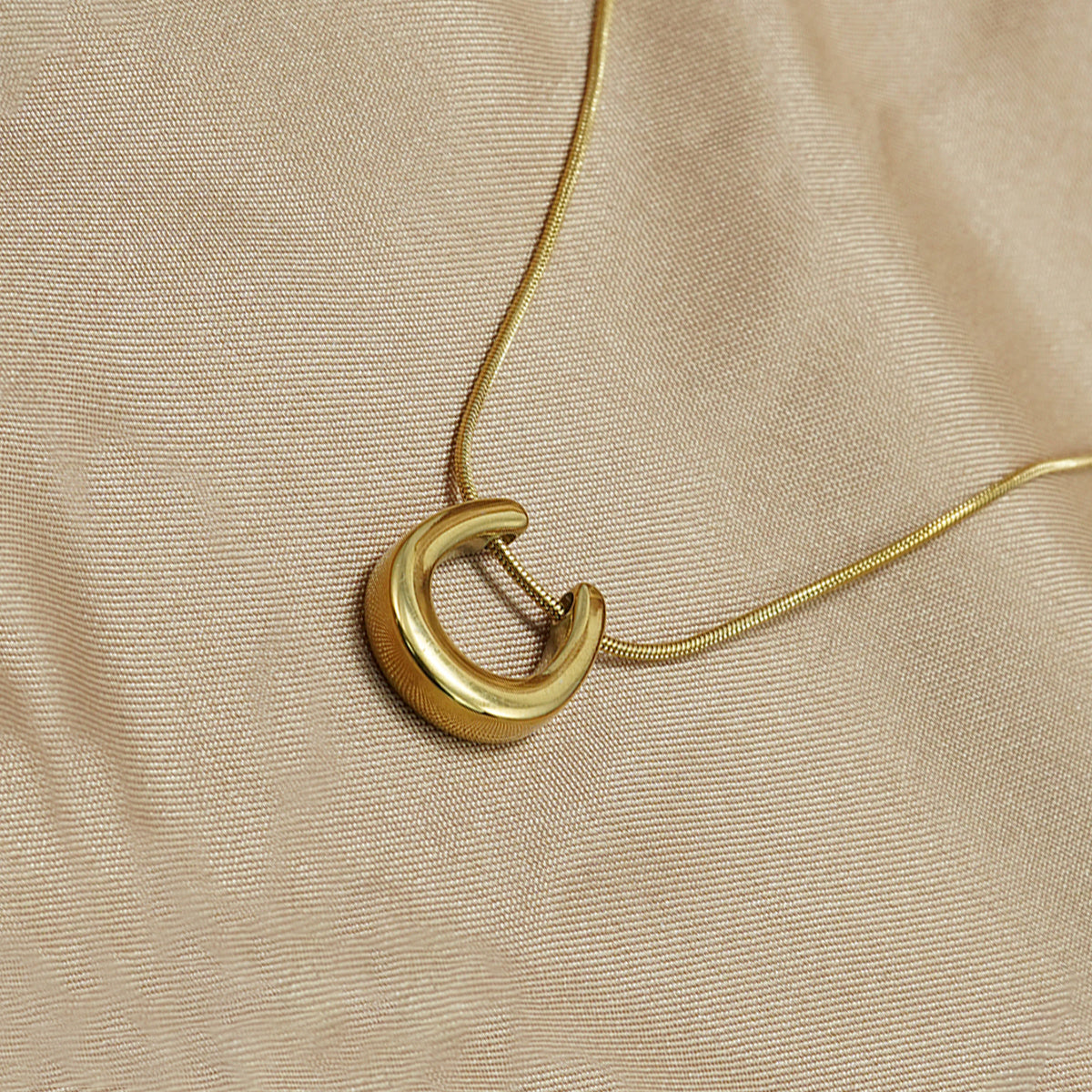 Tree of Life Studio 18K gold horseshoe necklace with smooth pendant on gold chain